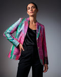 Blazer de mujer multicolor con motivos geométricos. Un diseño versátil y elegalen, ideal para uso diario o eventos formales. Milaches Primavera-Verano 2026